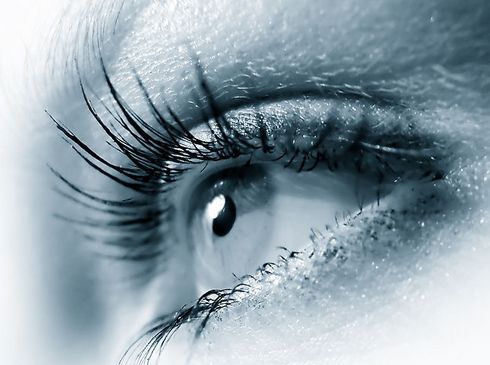 剧烈头痛/眼痛/畏光/流泪/视力严重减退，急性闭角型青光眼有什么症状？要怎么治疗