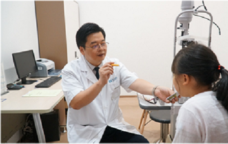 云南网报道：华山眼科引进近视防控智能设备“云夹” 每秒监测十次还能形成数据报告 帮助制定精准防控方案
