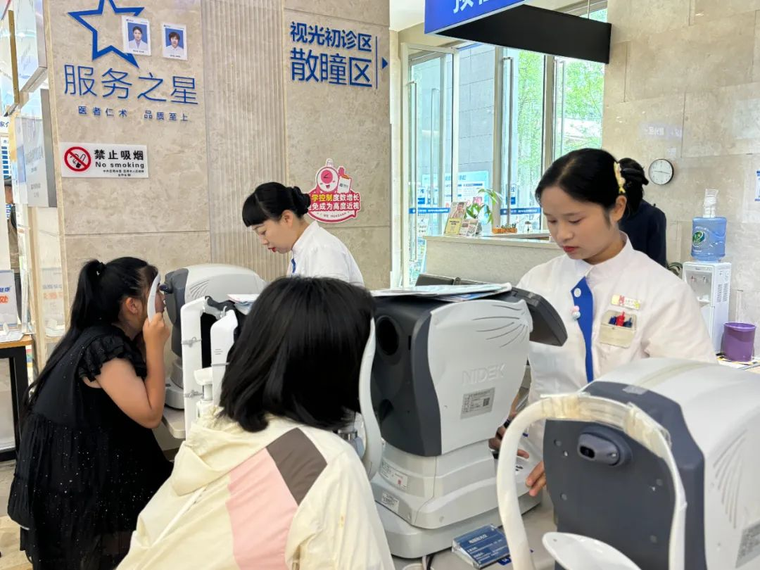 昆明艾维眼科为瓦恭学子开展公益眼健康检查 用专业守护“清晰视界”